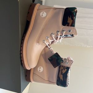 Timberland Heritage 6inch waterproof boot. Light pink nubuck with camo. Size 6US